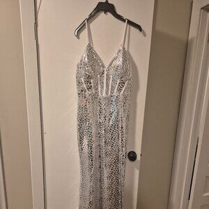 Stunning Mirror Metallic V-Neck Formal Gown – Silver Mosaic Design – Size13